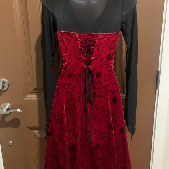 🍎“Once Upon a Time” Regina Red Velvet Apple & Vine Design Dress Hot Topic - Picture 5 of 12